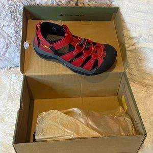 New in box - keen water shoes size 4 kids or 5.5 women